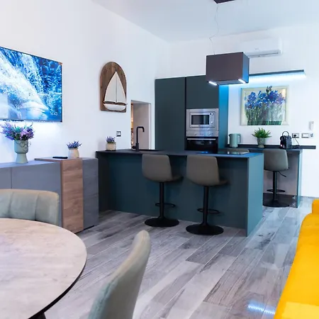 Apartman - 3 Min Walk From - Modern Flat For 5 Guests