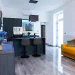 - 3 Min Walk From - Modern Flat For 5 Guests * 阿巴迪拉里纳