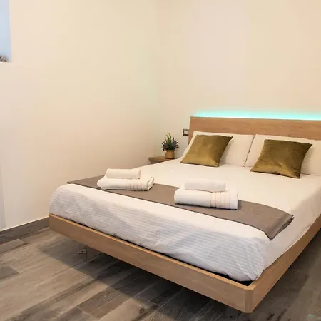 - 3 Min Walk From - Modern Flat For 5 Guests Апартаменты *