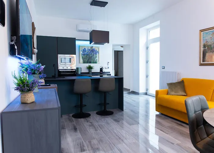 - 3 Min Walk From - Modern Flat For 5 Guests * Аббадия Лариана