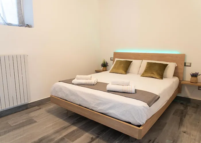 - 3 Min Walk From - Modern Flat For 5 Guests Апартаменты *